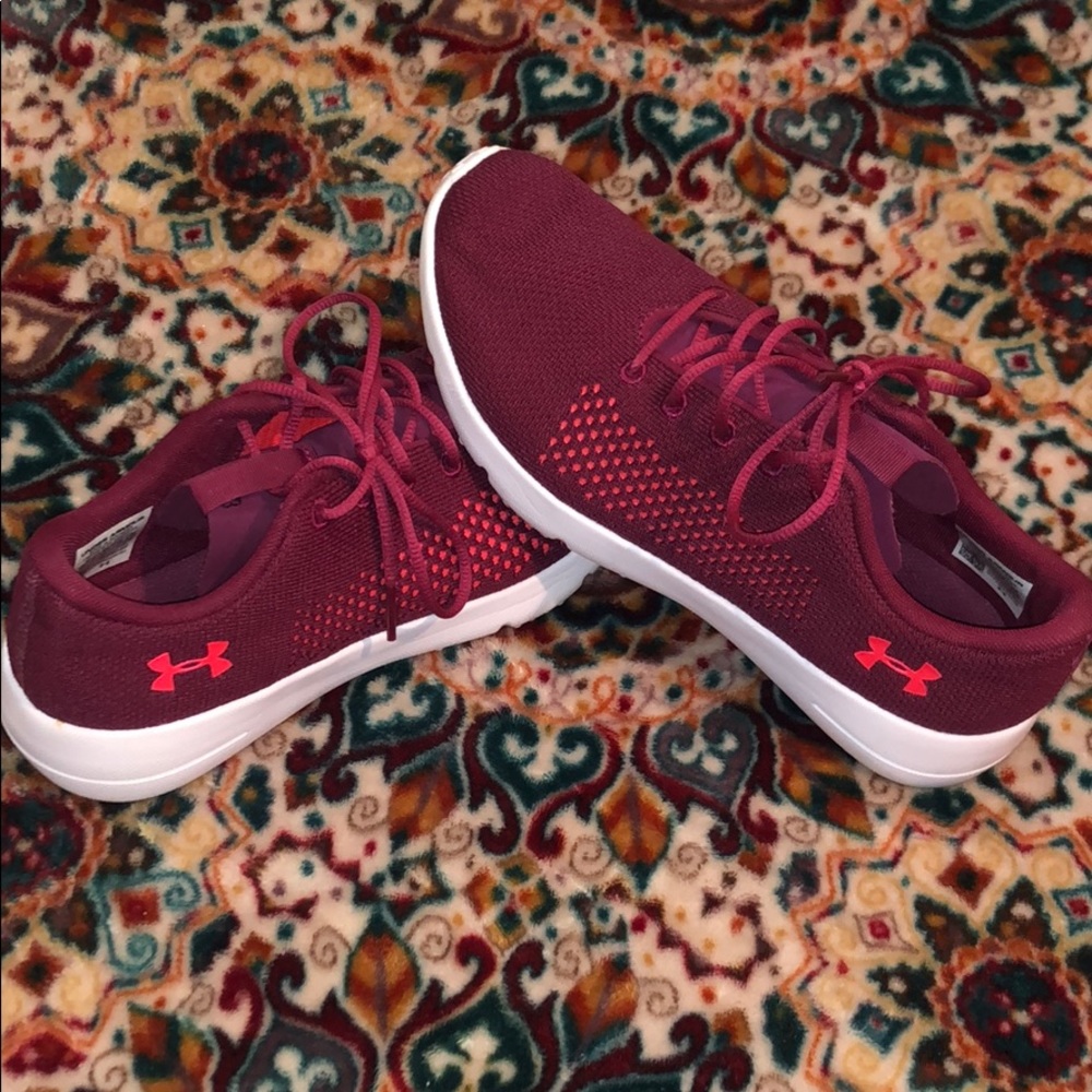 Women’s 7.5 Under Armour Tennis Shoes